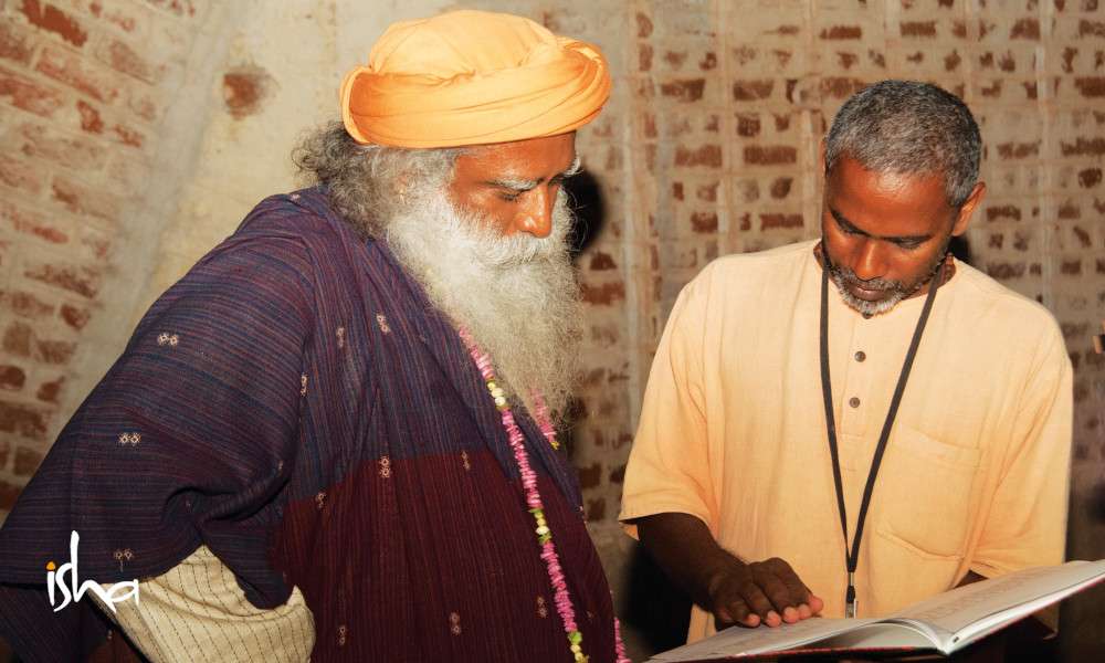 swami-nischala-pagirvu-swami with sadhguru