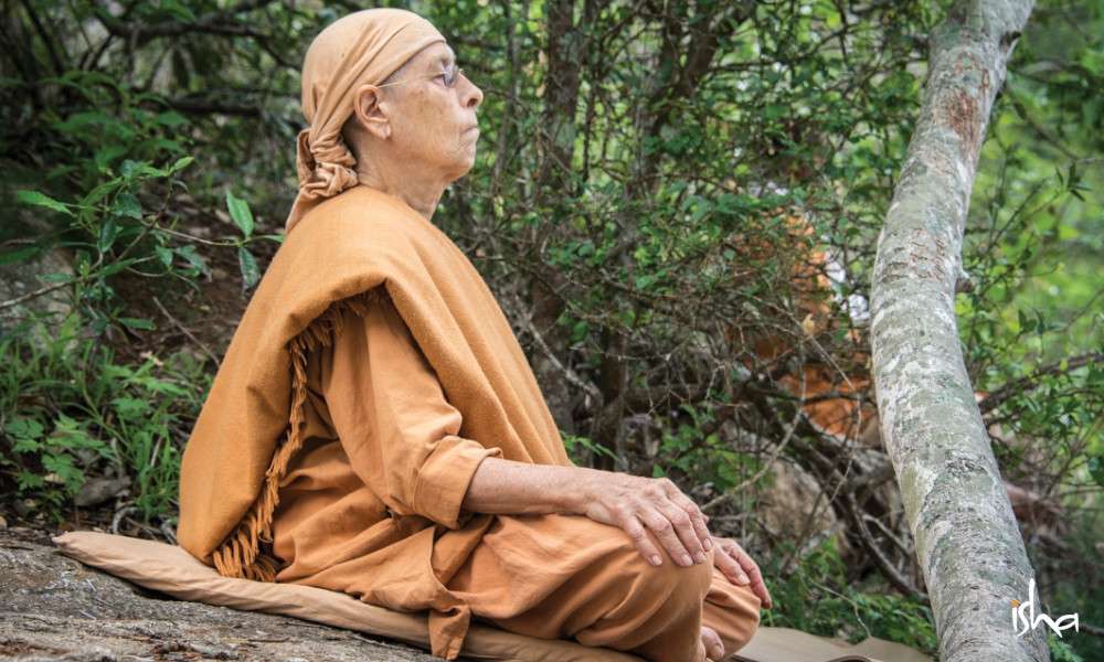 isha-blog-article-on-the-path-of-the-divine-maa-vanasri-meditating